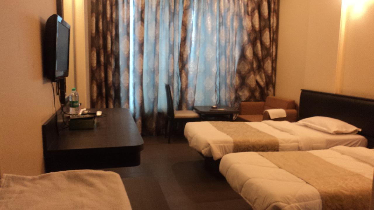 Royal Hills Hotel Bapane Bagian luar foto